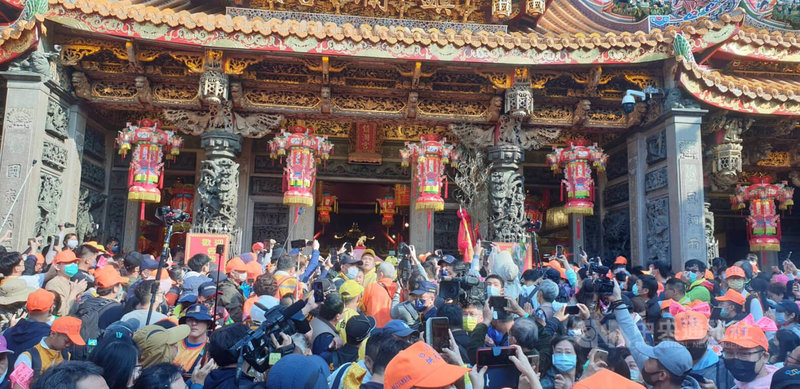 苗栗縣通霄鎮白沙屯拱天宮媽祖12日凌晨起駕前往雲林縣北港朝天宮進香，白沙屯媽祖鑾轎下午來到台中大甲鎮瀾宮廟前，並衝入廟內停駕，難得的「雙媽會」讓媽祖信徒欣喜萬分。中央社記者趙麗妍攝  112年2月12日