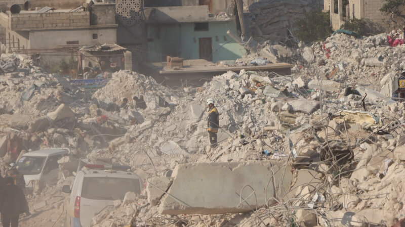 土耳其靠近敘利亞邊界6日發生強震，敘利亞哈倫村建築物倒塌，救援團體「白盔」展開搜救。（圖取自facebook.com/SyriaCivilDef）