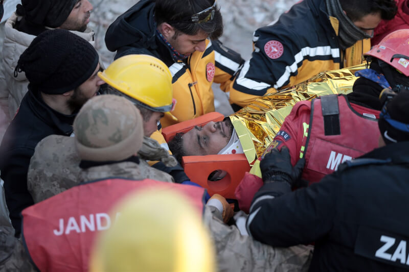 土耳其強震發生約149小時，羅馬尼亞搜救隊在土耳其東南哈泰省災區救出一名35歲男子。（安納杜魯新聞社）