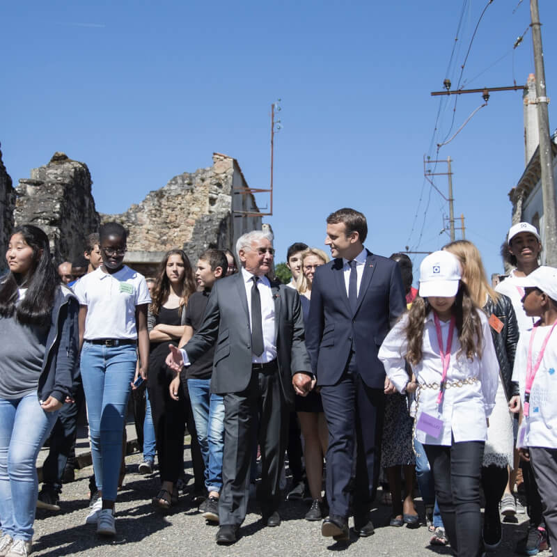 法國中部的歐哈杜爾二戰慘遭納粹滅村，倖存者中最後一人赫伯拉斯（前排左3）11日逝世，法國總統馬克宏（前排左4）在推特哀悼。（圖取自twitter.com/EmmanuelMacron）