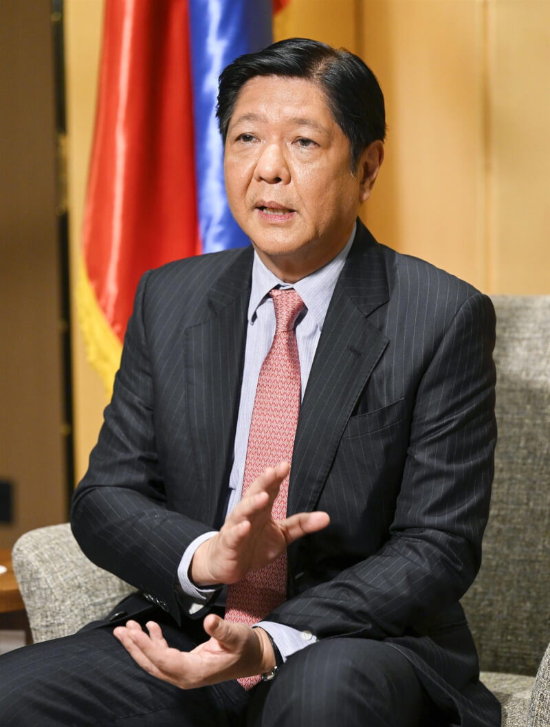菲律賓總統小馬可仕12日在日本接受日本經濟新聞專訪時說，如果台灣海峽發生事態的話，「很難想像有菲律賓不會被捲入的情況」。（共同社）