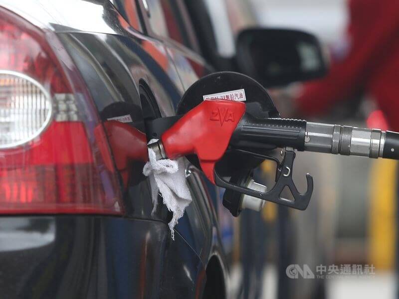 台灣中油表示，26日凌晨零時起汽油調漲新台幣0.4元、柴油調降0.3元。（中央社檔案照片）