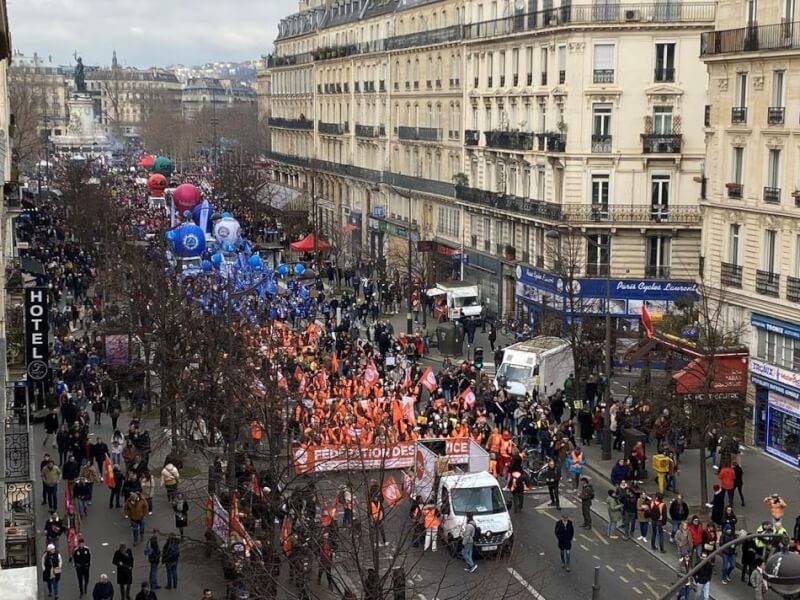 法國巴黎大批民眾11日走上街頭，抗議總統馬克宏年金改革計畫。（路透社）