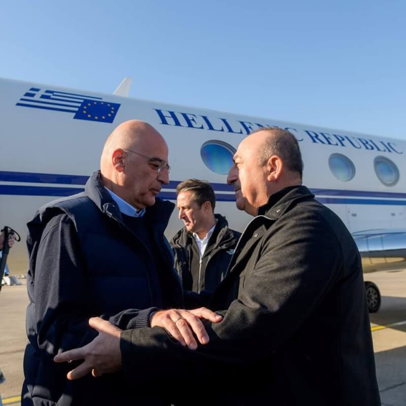 希臘外交部長鄧迪亞斯（前左）12日造訪土耳其，土耳其外長卡夫索格魯（前右）給他一個擁抱。（圖取自facebook.com/dendiasnikos）