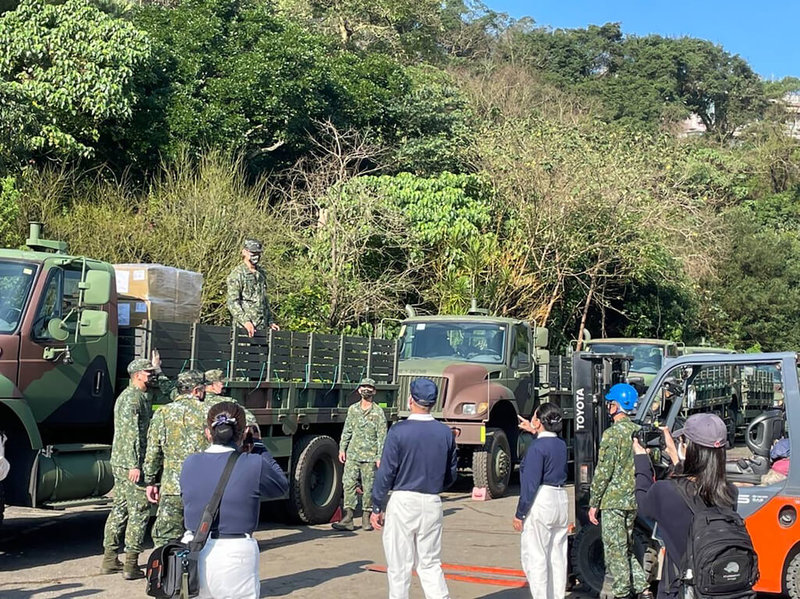 國防部派遣國軍支援駐台北土耳其貿易辦事處運送民眾愛心物資至桃園國際機場。（外交部提供）中央社記者黃雅詩傳真  112年2月13日