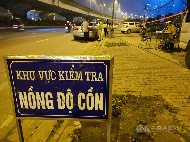 越南官方將2023年訂為「酒駕整治年」，呼籲民眾「醉不上道」。圖為河內市交通警察在范雄路（Pham Hung）旁取締酒駕，照片中的汽車駕駛因酒駕遭罰，車輛並遭到移置。中央社記者陳家倫河內攝  112年2月13日