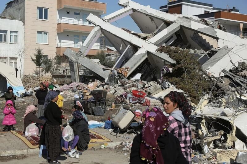 土耳其鄰近敘利亞邊界地區6日強震，已造成3萬3179人喪生。圖為12日土耳其阿德亞曼民眾在倒塌的建築物附近。（路透社）