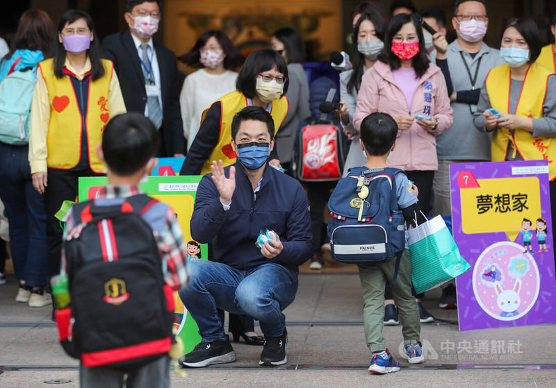 台北市長蔣萬安（前中）13日上午至台北市松山國小，關心開學日上學情況，在校門口向學生打招呼。中央社記者裴禛攝  112年2月13日