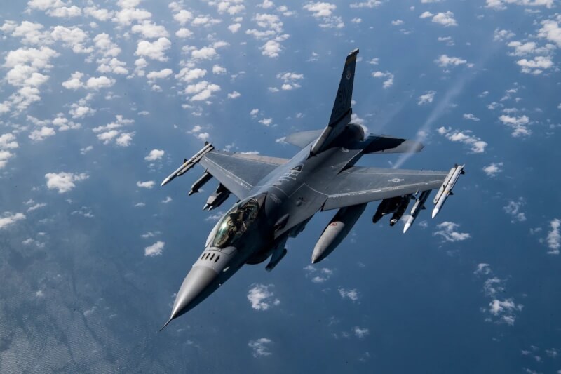 美軍F-16戰機12日在休倫湖上空擊落不明飛行物體，紐時報導，美軍攔截不明飛行物體益發頻繁，與調高雷達靈敏度有關。圖為F-16同型機。（圖取自美國空軍網頁af.mil）