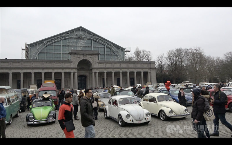 布魯塞爾「汽車世界」博物館每年情人節前後的假日舉辦「愛金龜大遊行」，吸引300輛各式金龜車共襄盛舉。中央社記者田習如布魯塞爾攝 112年2月13日