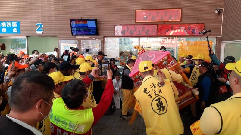 白沙屯媽祖展開進香之旅，媽祖鑾轎13日停駕童綜合醫院沙鹿院區，醫護人員、民眾參拜祈福。（民眾提供）中央社記者趙麗妍傳真  112年2月13日