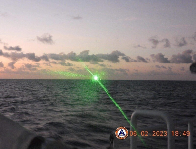 菲律賓海岸防衛隊13日指控，一艘中國海警總隊的艦艇6日在南海以「軍事級雷射光」照射菲國船隻，導致組員暫時失明。（圖取自facebook.com/coastguardph）