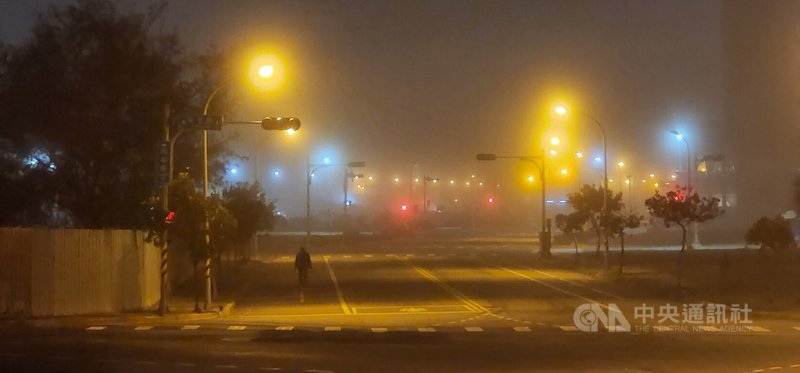 澎湖地區13日清晨籠罩平流霧，呈現一片霧茫茫，所幸在上午7時過後，氣溫回升，霧氣逐漸退散，台澎空中交通也正常起降。中央社  112年2月13日