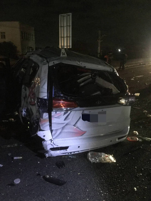 辛姓女子13日駕車載張姓女子及兩名幼童行經國道1號彰化段時失控翻覆，辛姓女子及一名男童被拋出車外，男童到院前失去生命徵象，搶救不治，辛姓女子、車內另一名女童及張姓女子受傷，案發經過待釐清。（民眾提供）中央社記者蕭博陽彰化縣傳真  112年2月13日