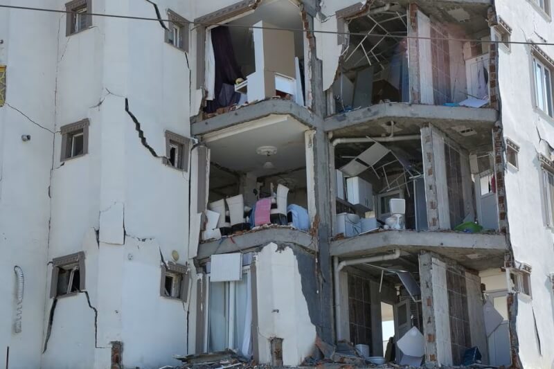 圖為土耳其重災區阿德亞曼建築物因強震受損嚴重。（路透社）