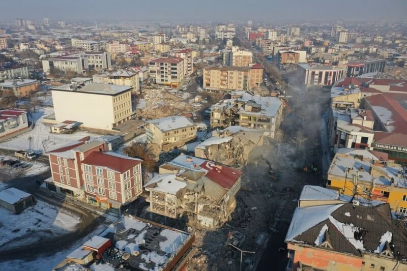 土耳其卡拉曼瑪拉斯省12日空拍影像顯示多棟建物遭強震震垮。（路透社）