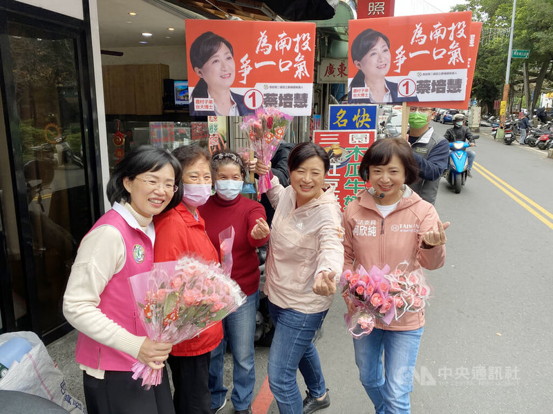 民進黨南投立委補選參選人蔡培慧（右2）14日由黨籍立委蘇巧慧（左）、何欣純（右）等人陪同，前往南投市仁壽公園發玫瑰花給鄉親，爭取選民支持。中央社記者蕭博陽南投縣攝  112年2月14日