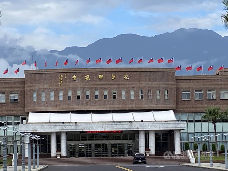 花蓮縣議會臨時會審理縣府追加預算案，因縣府首長未出席報告，議長張峻裁定「延審」；府會戰火持續延燒，各發布新聞稿指責對方。中央社記者李先鳳攝  112年2月14日