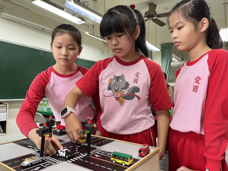 救護車、消防車救援搶快發生車禍時有所聞，高雄市愛國國小學生設計「車輛方位警示系統」，運用無線射頻辨識（RFID）技術，搭配路口號誌設置偵測系統，顯示出救護車輛來向，奪得2023IEYI世界青少年創客發明展台灣選拔賽金牌，將代表台灣參加世界賽。中央社記者林巧璉攝 112年2月14日