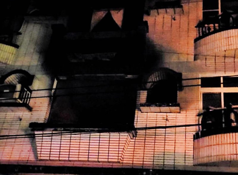 屏東里港鄉三和路段一處民宅13日晚間發生火警，現場冒出陣陣黑煙，警消獲報到場撲滅火勢。（警方提供）中央社記者李卉婷傳真  112年2月14日