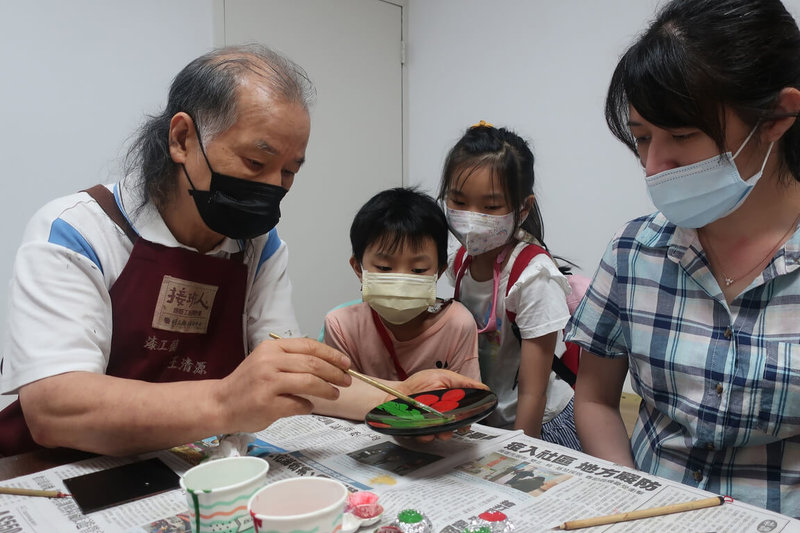 國立傳統藝術中心宜蘭傳藝園區2月15日起至12月15日邀請包括漆工藝藝師王清源（左）共9名工藝師輪流進駐，現場示範漆工藝、粧佛、錫工藝、傳統木雕、竹工藝－籃胎漆器及竹籐編共6種傳統工藝。（宜蘭傳藝園區提供）中央社記者沈如峰宜蘭縣傳真 112年2月14日