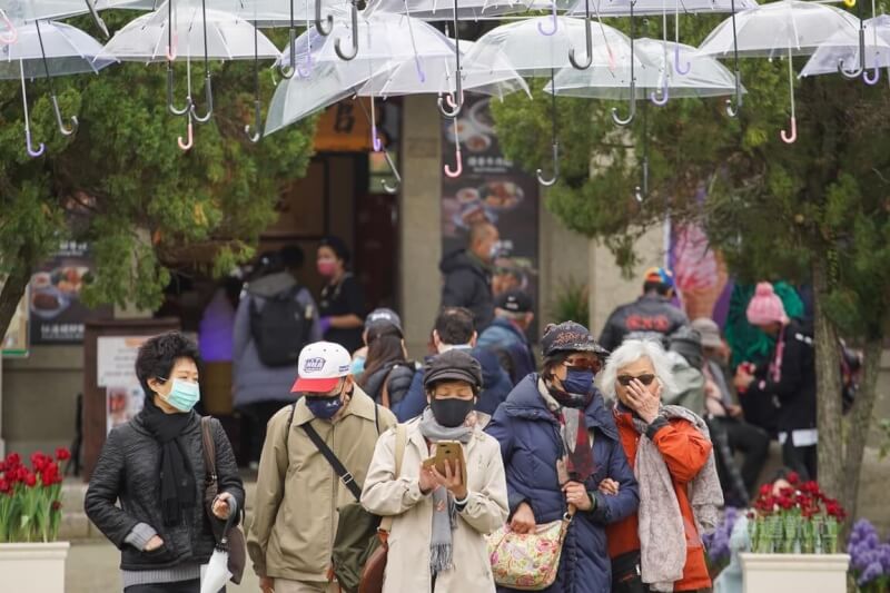 中央氣象局表示，14日強冷空氣影響，氣溫偏低，北部局部地區有攝氏10度以下氣溫發生的機率；隨著華南雲雨區東移，各地雲量增加，中部以北、東半部、恆春半島及南部山區容易有降雨情形出現。台北市上午降雨稍緩，民眾前往士林官邸賞花，戴上圍巾、毛帽保暖。中央社記者裴禛攝 112年2月14日