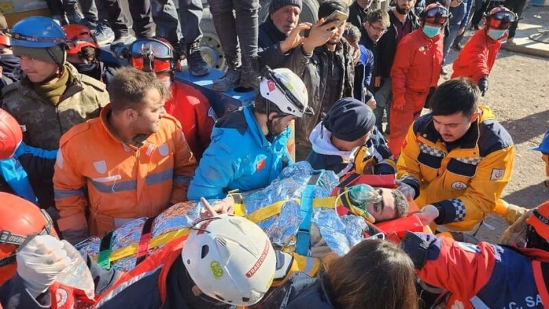 土耳其強震約198小時後，18歲青年凱佛在南部一棟建築的瓦礫中被救出。（ Ihlas News Agency via 路透社）