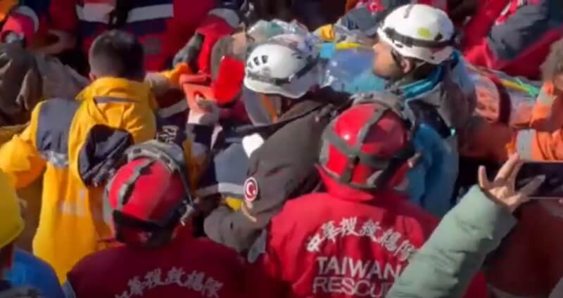 中華民國搜救總隊和土耳其救援團隊在強震後198小時後救出一名18歲男生。（圖取自INGO Taiwan Rescue搜救總隊 YouTube頻道網頁youtube.com）