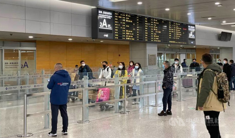 中國取消入境隔離措施，旅客入境後就可以直接前往目的地，大幅節省時間。然而中國官方要求從台灣入境時仍需準備48小時PCR陰性證明，對於不少人而言是另一種負擔，盼能取消或以快篩取代。圖為上海浦東機場的入境大廳。中央社記者吳柏緯上海攝  112年2月14日