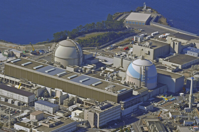 日本原子力規制委員會13日罕見在非全票同意的情況下，同意鬆綁核電機組運轉年限可逾60年的法律修正案。圖為日本九州玄海核能發電廠。（共同社）
