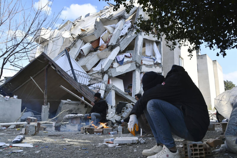 土耳其及敘利亞強震，至今奪走上萬人命。圖為10日土耳其哈泰省災區。（共同社）