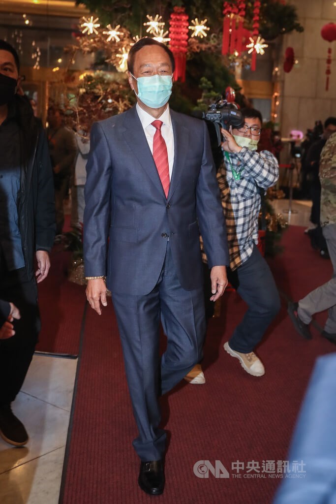 有意重回國民黨爭取總統提名的鴻海創辦人郭台銘(圖),14日下午前往台北市宏國大樓拜會前立法院長王金平。中央社記者裴禛攝 112年2月14日