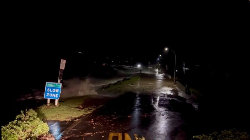 熱帶風暴侵襲紐西蘭北島造成大規模停電，洪水淹至馬路上。（Twitter @JohnLongson via 路透社）