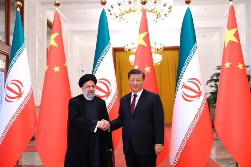 中國國家主席習近平（右）14日在北京人民大會堂，與前往中國進行國是訪問的萊希（左）舉行會談。（West Asia News Agency/Handout via 路透社）