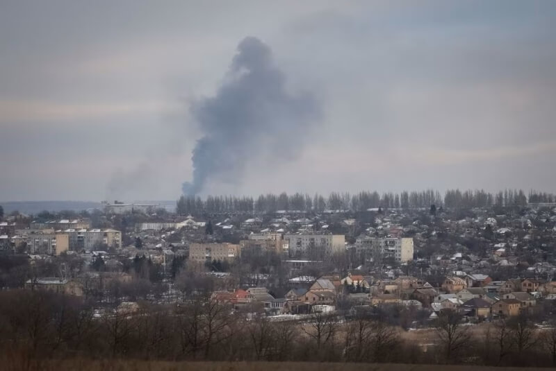 圖為烏克蘭東部巴赫姆特前線9日因俄軍攻擊冒出陣陣黑煙。（路透社）
