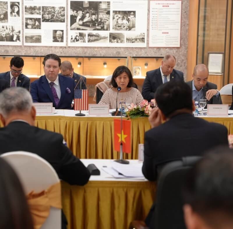 出訪越南的美國貿易代表戴琪（中）15日表示，排除中國的「印太經濟架構」將帶給企業實際利益。（圖取自twitter.com/AmbassadorTai）