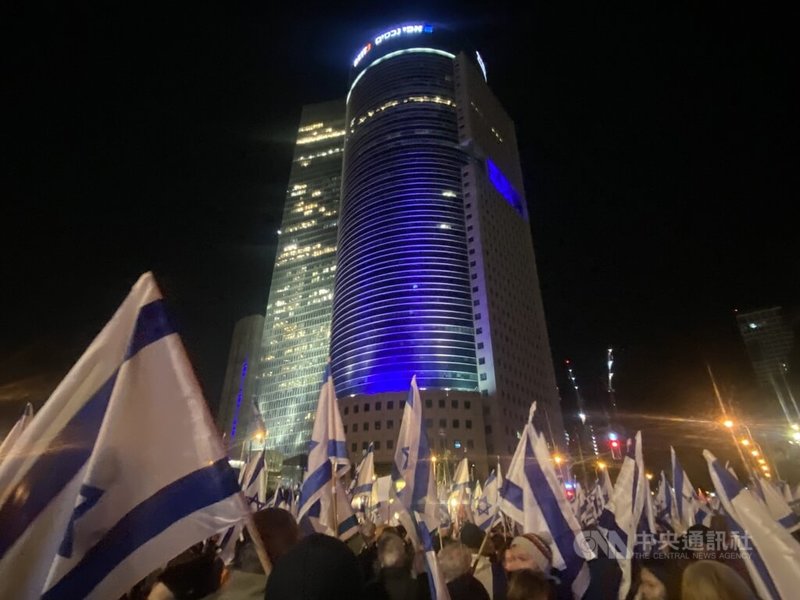 連續幾個週末、數萬名以色列公民聚集特拉維夫市中心的內政部辦公大樓前街頭示威抗議司法改革提案。中央社記者賴素芬特拉維夫攝  112年2月15日