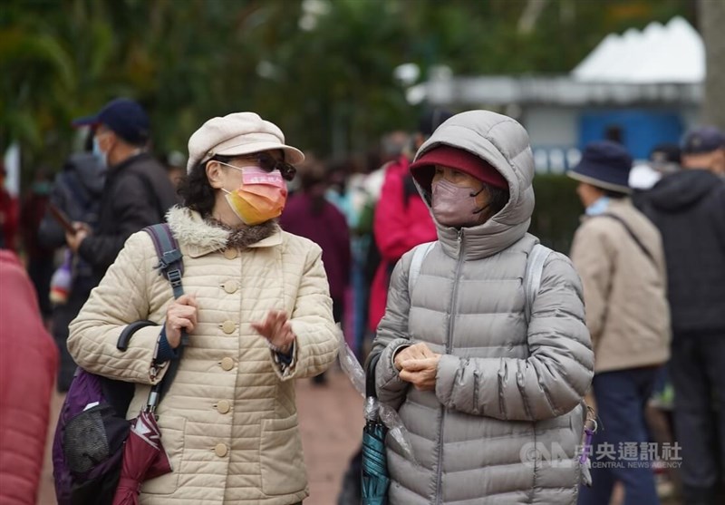 中央氣象局針對中部以北10縣市發布低溫特報，15日清晨本島平地最低溫為新北市富貴角攝氏8度。圖為台北市士林區民眾穿上厚外套加強保暖。（中央社檔案照片）