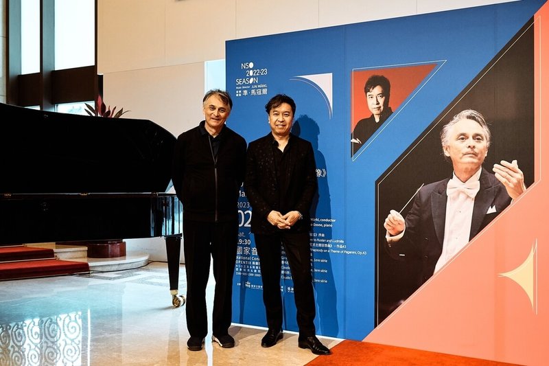 NSO國家交響樂團「狂想映像」音樂會18日在台北國家音樂廳登場，NSO音樂總監準．馬寇爾（Jun Markl）（左）將帶領NSO與日本爵士鋼琴家小曾根真（右）合作拉赫曼尼諾夫「帕格尼尼主題狂想曲」。（NSO提供）中央社記者趙靜瑜傳真  112年2月15日