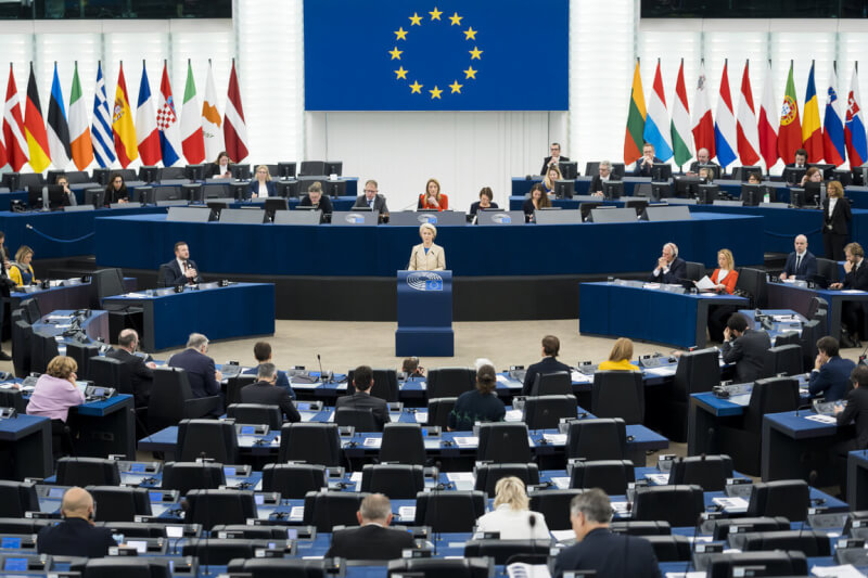 圖為歐盟執委會主席范德賴恩（中）15日在歐洲議會致詞。 （歐洲議會提供）
