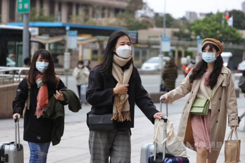 圖為台北市中正區民眾穿著外套、配戴圍巾禦寒。（中央社檔案照片）