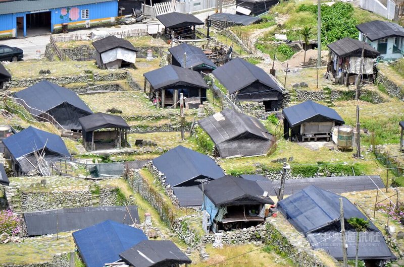 長達約4個月的蘭嶼飛魚季登場，當地居民提醒遊客，勿隨意觸摸拼板舟拍照，也不要闖入曬飛魚庭院，若沒有屋主帶領，勿隨意進入地下屋（圖）。中央社記者盧太城台東攝  112年2月15日