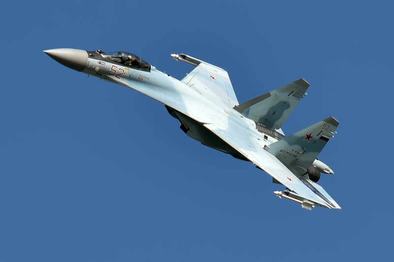 美軍13日出動2架F-16戰機，在阿拉斯加防空識別區攔截俄羅斯戰機，其中包括TU-95 BEAR-H轟炸機與SU-35戰機共4架戰機。圖為SU-35戰機同型機。（圖取自維基共享資源；作者Anna Zvereva，CC BY-SA 2.0）
