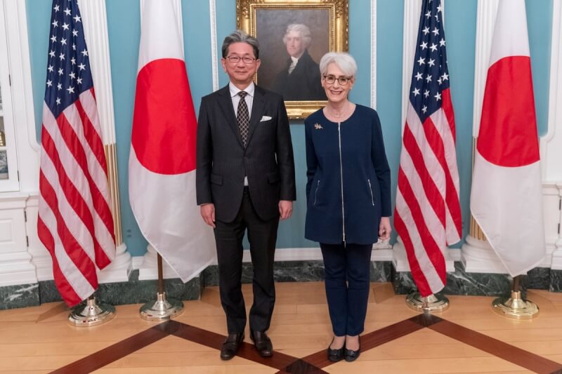 美國副國務卿雪蔓（右）15日與日本外務省事務次官森健良（左）通話，討論區域情勢。圖為森健良與雪蔓2月14日在華府舉行雙邊會談。（圖取自twitter.com/DeputySecState）