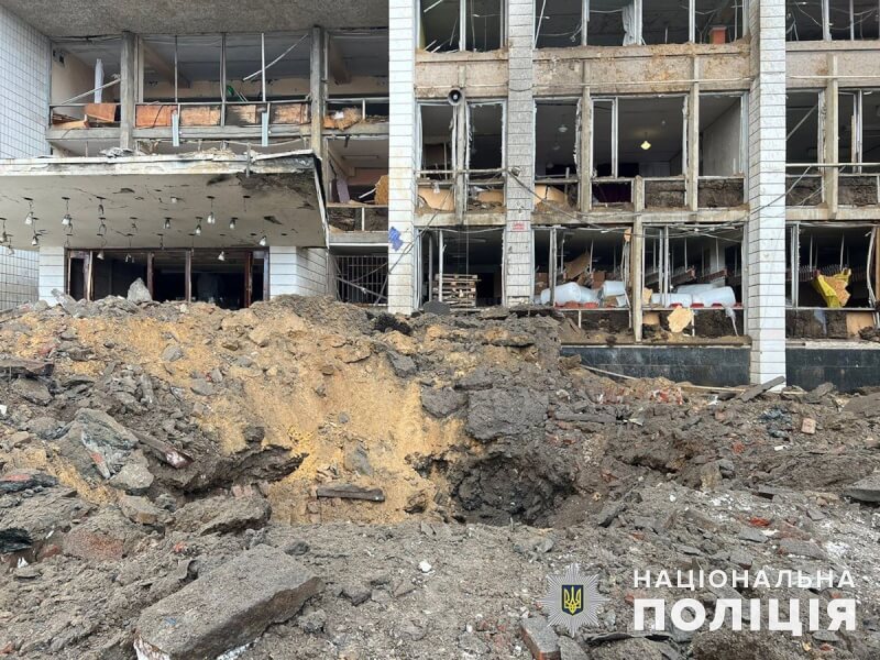 烏克蘭東部頓內茨克州15日受俄軍砲擊滿目瘡痍，建築物遭轟炸成為廢墟，地板也全是坑洞。（圖取自facebook.com/UA.National.Police）