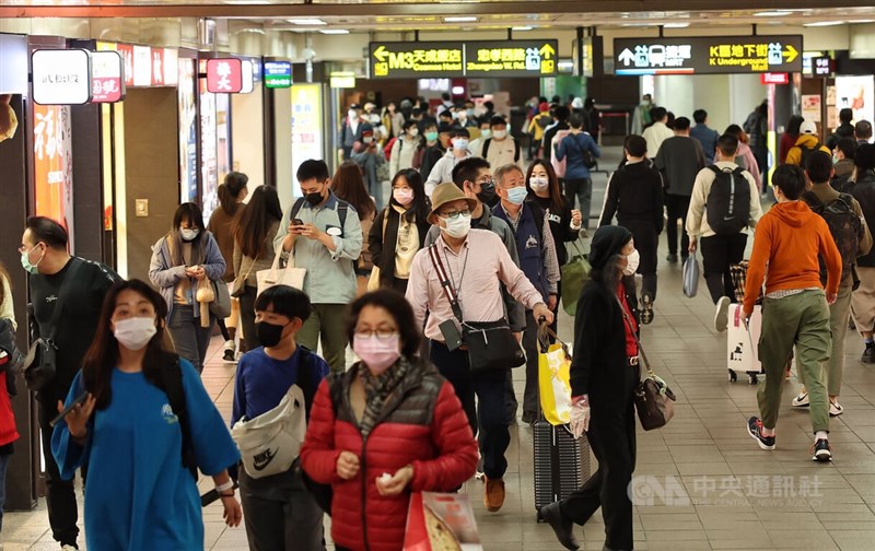 圖為9日台北車站內民眾帶著行李前往搭車。（中央社檔案照片）