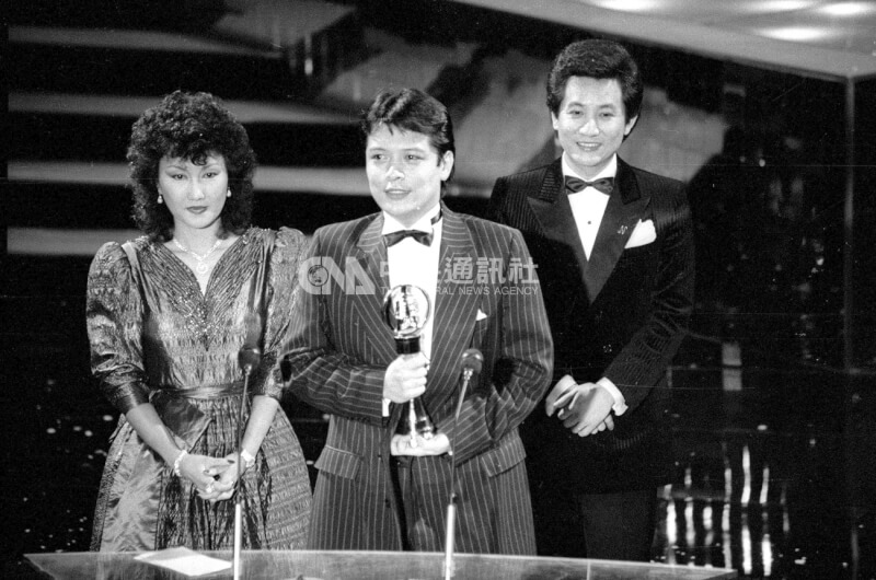 1983年劉文正（中）第3度獲得金鐘獎最佳男歌手。老牌歌星包娜娜（左）、青山（右）擔任頒獎人。（中央社檔案照片）