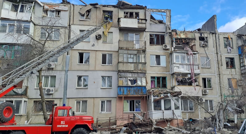 圖為15日烏克蘭頓涅茨克地區民宅遭俄軍攻擊，消防人員清理現場。（圖取自facebook.com/MNS.GOV.UA）