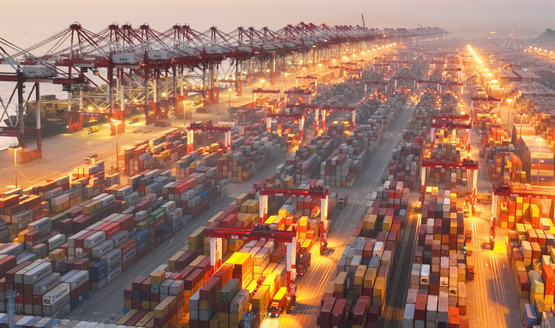 全球許多訂單轉到東南亞，中國各大港口的空貨櫃堆積成山。圖為1月7日上海港碼頭堆滿貨櫃。（中新社）