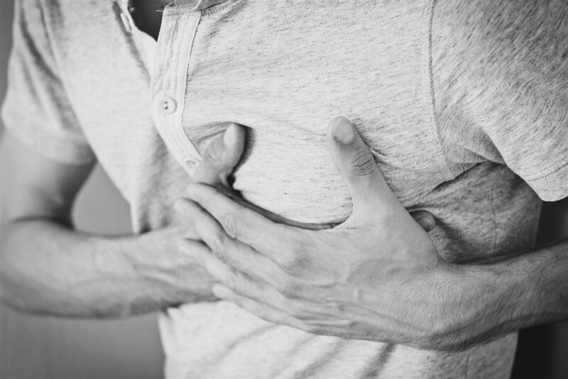 醫師提醒，三高疾病、年長及有抽菸習慣者都屬於心肌梗塞高危險群，出現心絞痛、胸痛、胸悶等不適症狀，應特別注意。（圖取自Pixabay圖庫）